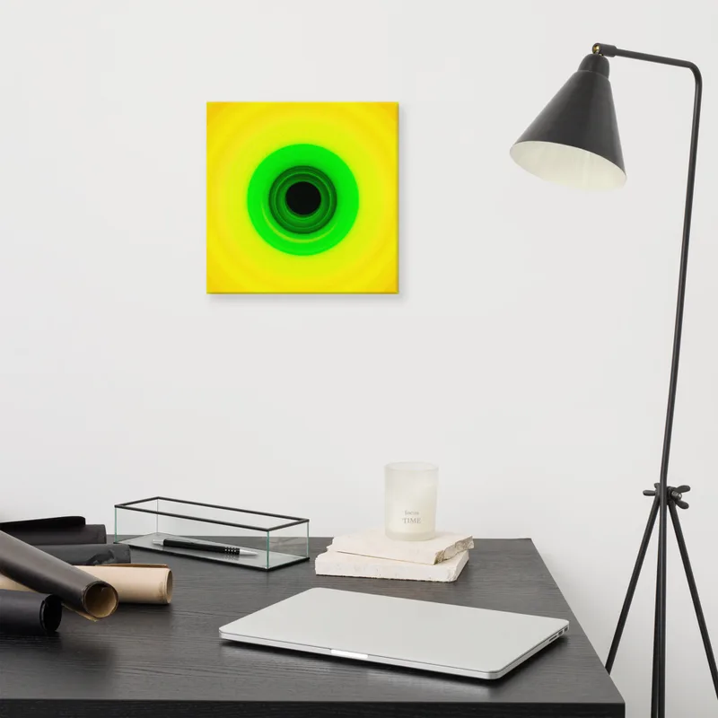 Obra de luz circular como lienzo de galería colgado en una pared
