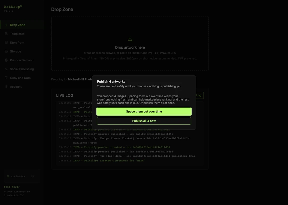 Modal de lote de ArtDrop que dice Publicar N obras, en espera segura hasta que elijas, con Espaciarlas en el tiempo y Publicar todo ahora.