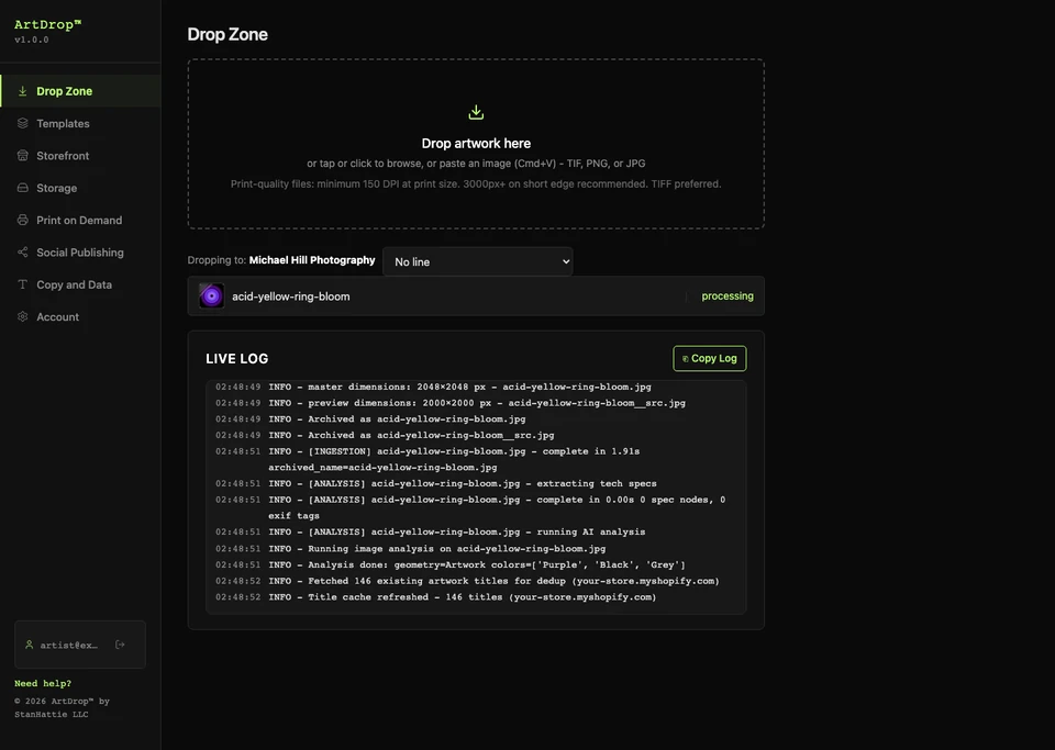 Tarjeta Live Log de ArtDrop en pleno flujo con líneas INFO reales del proceso de un drop, desde la ingesta al análisis y la deduplicación.